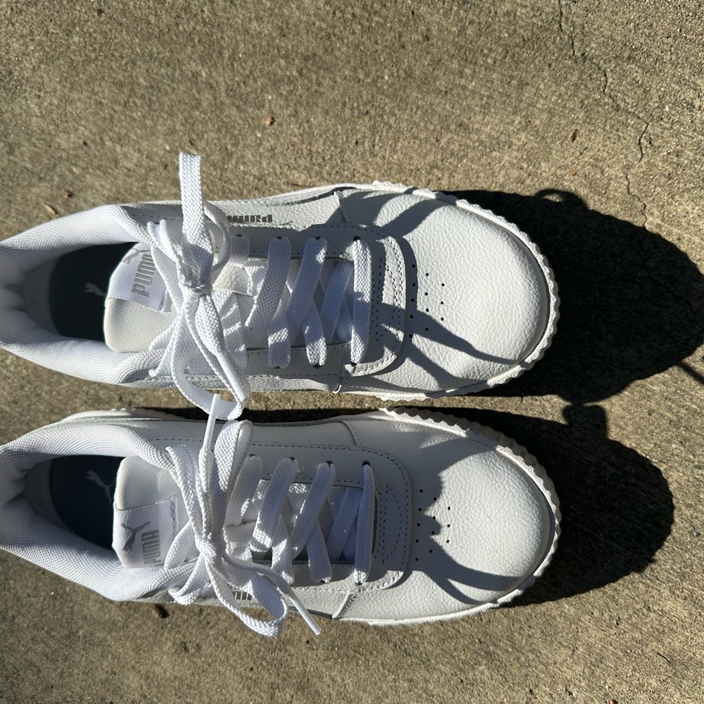 Puma Women 7.5 White Sneakers